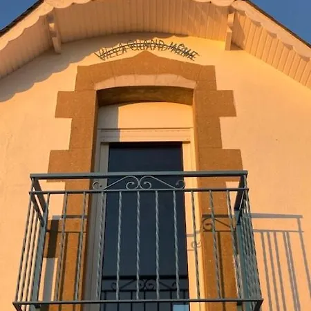 Maison Face A La *